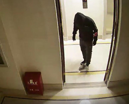 家用監(jiān)控?cái)z像頭曝光監(jiān)控畫(huà)面，大門口兩男子行跡鬼祟