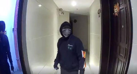 家用監(jiān)控?cái)z像頭曝光監(jiān)控畫面，大門口兩男子行跡鬼祟